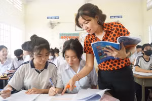 Cô trò Trường THCS Trần Quang Khải (TPHCM). Ảnh minh họa: INT