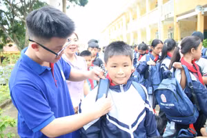 Học sinh Trường PTDTBT THCS Văn Lăng (huyện Đồng Hỷ, Thái Nguyên) được tặng ba lô cùng vở viết. Ảnh: Phương Thảo