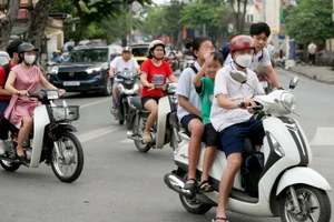 Hình ảnh vi phạm giao thông của phụ huynh khi đưa đón con đến trường. Ảnh: cand.com.vn