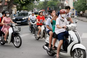 Hình ảnh vi phạm giao thông của phụ huynh khi đưa đón con đến trường. Ảnh: cand.com.vn