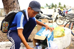 Do phân loại ve chai trong khuôn viên trường.