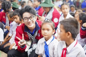 Duy Tân cùng các học sinh tại Lào. Ảnh: NVCC