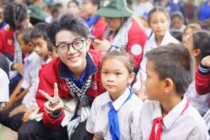 Duy Tân cùng các học sinh tại Lào. Ảnh: NVCC