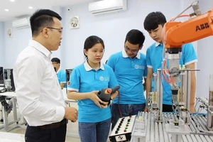 Sinh viên Trường Cao đẳng Cơ điện Hà Nội trong giờ thực hành. Ảnh: HCEM