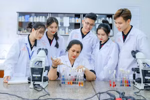 ThS Dương Nhật Linh cùng sinh viên Trường ĐH Mở TPHCM. Ảnh: L.N