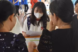 Thầy cô Trường THPT Lưu Văn Liệt (Vĩnh Long) tư vấn học sinh lựa chọn tổ hợp môn học lớp 10. Ảnh: NTCC