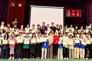 Học sinh Điện Biên nhận học bổng từ Quỹ Châu Á, ngày 14/3.