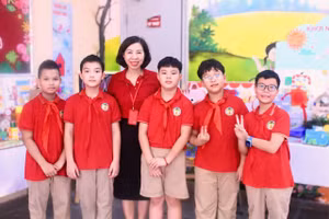 Cô Trần Thị Bích Liên - Hiệu trưởng Trường Tiểu học Tràng An và học trò. (Ảnh: NVCC)