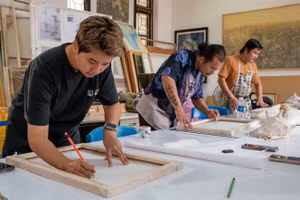 Các giảng viên Đại học Công nghệ Rajamangala (Thái Lan) thực hành vẽ lụa tại Xưởng thực hành lụa, Khoa Mỹ thuật tạo hình của Trường Đại học Nghệ thuật, Đại học Huế. Ảnh: NTCC