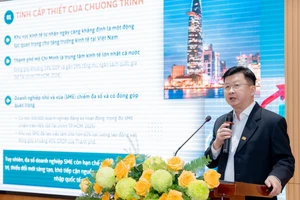 TS Đinh Công Khải - Phó Giám đốc Đại học Kinh tế TPHCM, giới thiệu chương trình UEH CEO Program. Ảnh: UEH