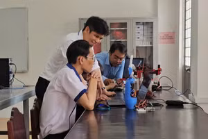 Sinh viên Trường Đại học Kỹ thuật - Công nghệ Cần Thơ trong giờ thực hành. Ảnh: Q. Ngữ