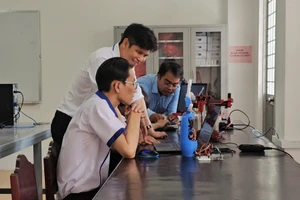 Sinh viên Trường Đại học Kỹ thuật - Công nghệ Cần Thơ trong giờ thực hành. Ảnh: Q. Ngữ