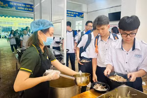 Học sinh Trường THPT Nguyễn Thị Diệu hào hứng với bữa ăn bán trú. Ảnh: NTCC