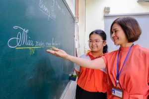 Nguyễn Thị Minh Thảo cùng cô giáo chủ nhiệm trong giờ học tiếng Việt.