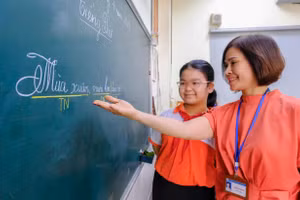 Nguyễn Thị Minh Thảo cùng cô giáo chủ nhiệm trong giờ học tiếng Việt.