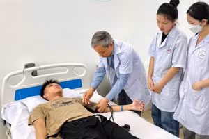 Sinh viên Trường Cao đẳng Dược Hà Nội thực hành tại bệnh viện. Ảnh: NTCC