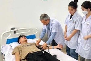 Sinh viên Trường Cao đẳng Dược Hà Nội thực hành tại bệnh viện. Ảnh: NTCC