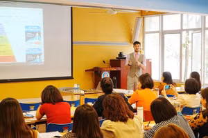 Khóa bồi dưỡng nâng cao kiến thức, kỹ năng quản trị trường học, chuyển đổi số trong quản trị trường học do Học viện Quản lý giáo dục tổ chức. Ảnh: NTCC