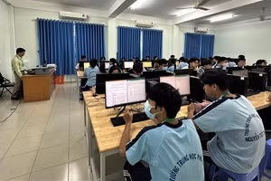 Học sinh Trường THPT Nguyễn Tất Thành làm quen qua bài kiểm tra chuẩn bị cho thi tốt nghiệp THPT trên máy tính. Ảnh: MA