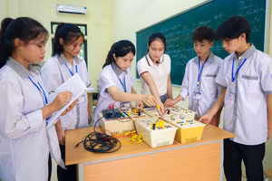 Giáo viên Trung tâm Giáo dục nghề nghiệp - Giáo dục thường xuyên huyện Yên Lạc (Vĩnh Phúc) hướng dẫn học sinh thực hành kỹ năng nghề. Ảnh minh họa: INT