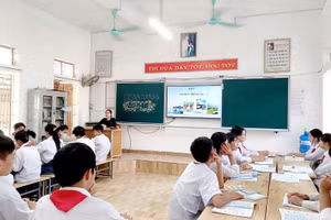 Cô trò Trường THCS Thụy Liên (Thái Thụy, Hưng Yên).