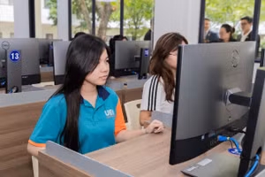 Sinh viên Đại học Kinh tế TPHCM tại trung tâm khảo thí của trường. Ảnh: UEH