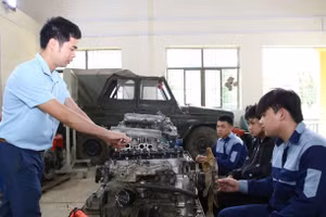 Học viên lớp Trung cấp Cơ khí hàn - xây dựng, Trường Cao đẳng KTCN Sơn La thực hành nghề hàn dân dụng. Ảnh minh họa: INT