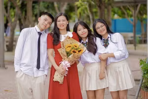 Cô Dương Thị Huyên và học trò. Ảnh: NVCC