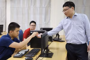 Đức Dũng trong buổi thi Olympic Tin học châu Á - Thái Bình Dương năm 2025. Ảnh: UET