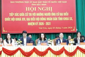 Cô Dương Thị Hải Yến - giáo viên Trường Mầm non An Dương (ngoài cùng bên phải) tại Hội nghị tiếp xúc cử tri với người ứng cử đại biểu Quốc hội khóa XVI. 