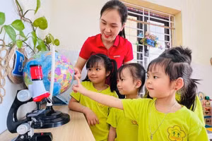 Cô Lê Minh Trang và trẻ lớp 4B2, Trường Mầm non Đồng Thái cùng vui học chủ đề Thế giới quanh ta.