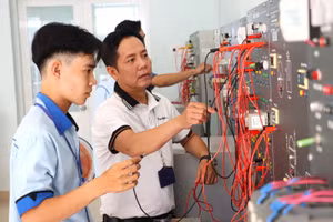 Thầy Trần Mãnh Khương hướng dẫn học viên về kỹ thuật máy lạnh và điều hòa không khí. Ảnh: Quách Mến