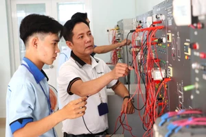 Thầy Trần Mãnh Khương hướng dẫn học viên về kỹ thuật máy lạnh và điều hòa không khí. Ảnh: Quách Mến