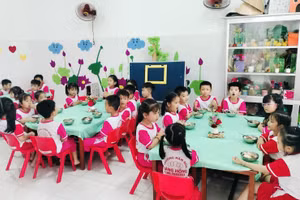 Các trường chú trọng bảo đảm dinh dưỡng, an toàn thực phẩm cho học sinh trong mùa nắng nóng. Ảnh: TG