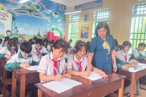 Cô trò Trường THCS Hải Xuân (Hải Xuân, Ninh Bình) trao đổi, ôn tập kiến thức chuẩn bị cho kỳ thi vào lớp 10.