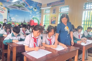 Cô trò Trường THCS Hải Xuân (Hải Xuân, Ninh Bình) trao đổi, ôn tập kiến thức chuẩn bị cho kỳ thi vào lớp 10.