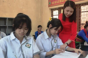 Cô Hắc Thị Hoa và học trò trên lớp.