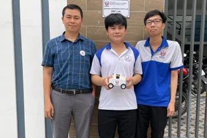 Nhóm nghiên cứu và giảng viên hướng dẫn. Ảnh: Hà An