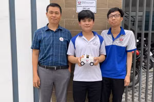 Nhóm nghiên cứu và giảng viên hướng dẫn. Ảnh: Hà An