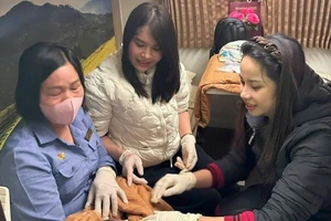 Bé trai chào đời an toàn nhờ sự hỗ trợ đỡ đẻ của 2 sinh viên trên chuyến tàu. Ảnh: NTCC