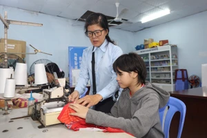 Nhiều học viên của lớp học tình thương được cô Đức hỗ trợ học nghề.