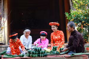 Tết chính là một dịp để cha mẹ giáo dục con cái những lễ nghĩa, phong tục đã trở thành bản sắc tốt đẹp của dân tộc. Ảnh minh họa: INT