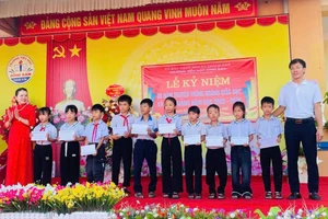 Trường Tiểu học Đỉnh Bàn (Thạch Khê, Hà Tĩnh) đã kêu gọi được các nguồn hỗ trợ cho học sinh sau bão. Ảnh: Hồ Phương
