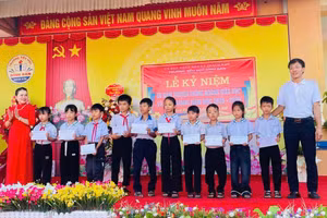 Trường Tiểu học Đỉnh Bàn (Thạch Khê, Hà Tĩnh) đã kêu gọi được các nguồn hỗ trợ cho học sinh sau bão. Ảnh: Hồ Phương