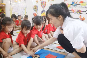 Cô và trò Trường Mầm non Hoa Hồng, TP Quảng Ngãi. Ảnh minh họa: ITN