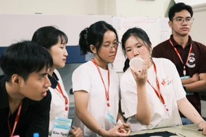 Hồ Thái Anh Thi (thứ 2 bên phải) cùng nhóm của mình say mê nghiên cứu. Ảnh: HCMUT