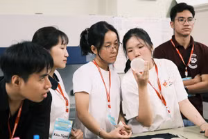 Hồ Thái Anh Thi (thứ 2 bên phải) cùng nhóm của mình say mê nghiên cứu. Ảnh: HCMUT