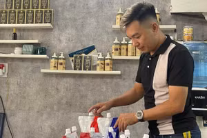 Học viên học nghề làm tóc tại Trung tâm đào tạo. 