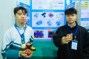 Nhóm học sinh Trường THPT Chu Văn An giới thiệu sản phẩm của dự án nghiên cứu khoa học kỹ thuật. 