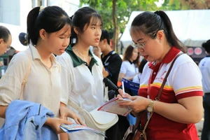 Bộ phận tuyển sinh Trường Cao đẳng Lý Tự trọng tư vấn về chương trình học cho học sinh. Ảnh: T.N